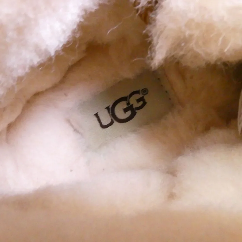 UGG  US Kids Size 6 Neumel II Chukka Boot Unisex Chestnut Suede S/N 1017320K